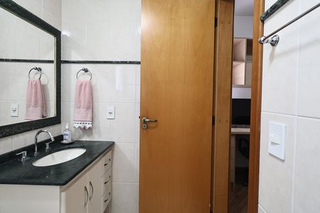 Apartamento à venda com 130m², 3 quartos e 2 vagas Apartamento à venda com 130m², 3 quartos e 2 vagasBanheiro suíte 1