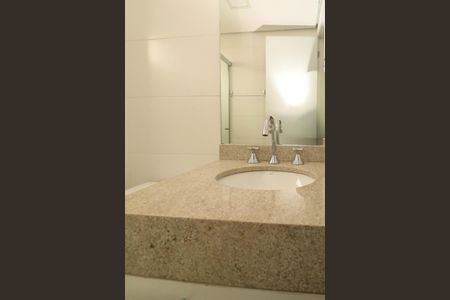 Banheiro de apartamento à venda com 2 quartos, 60m² em Real Parque, São Paulo