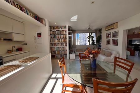 Sala de apartamento à venda com 2 quartos, 70m² em Gávea, Rio de Janeiro