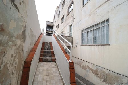 Escada de acesso de apartamento para alugar com 2 quartos, 55m² em Lídice, Uberlândia