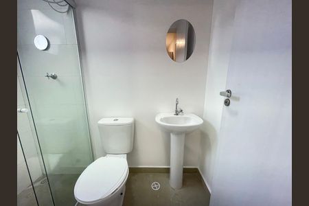 Banheiro de kitnet/studio para alugar com 1 quarto, 25m² em Jardim Peri Peri, São Paulo