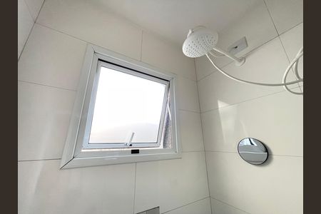 Banheiro de kitnet/studio para alugar com 1 quarto, 25m² em Jardim Peri Peri, São Paulo