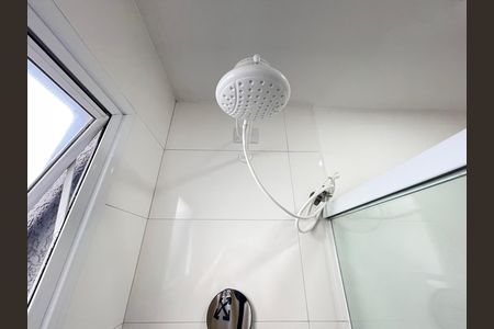 Banheiro de kitnet/studio para alugar com 1 quarto, 25m² em Jardim Peri Peri, São Paulo