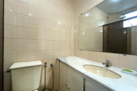 Banheiro de apartamento à venda com 2 quartos, 58m² em Carlos Prates, Belo Horizonte