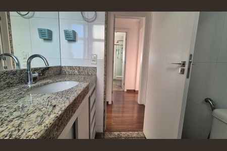 Banheiro de apartamento para alugar com 2 quartos, 70m² em Santa Efigênia, Belo Horizonte