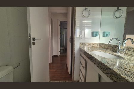 Banheiro da suíte de apartamento para alugar com 2 quartos, 70m² em Santa Efigênia, Belo Horizonte