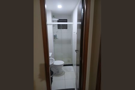 Banheiro de apartamento para alugar com 2 quartos, 57m² em Santa Luzia, São Gonçalo
