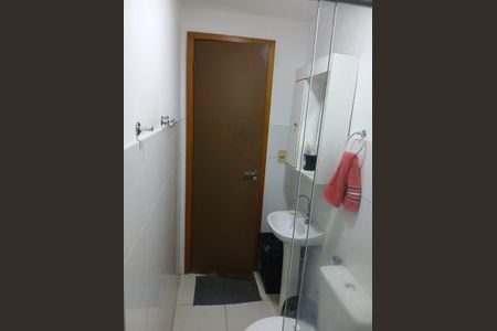 Banheiro de apartamento para alugar com 2 quartos, 57m² em Santa Luzia, São Gonçalo