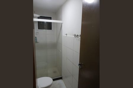 Banheiro de apartamento para alugar com 2 quartos, 57m² em Santa Luzia, São Gonçalo