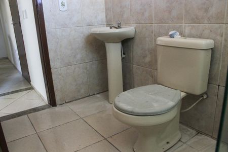 Banheiro de apartamento para alugar com 1 quarto, 60m² em Jardim Esperança, Cabo Frio