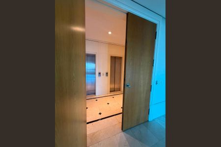 Apartamento à venda com 368m², 3 quartos e 6 vagas Apartamento à venda com 368m², 3 quartos e 6 vagasÁrea externa