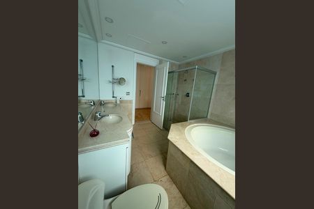 Apartamento à venda com 368m², 3 quartos e 6 vagas Apartamento à venda com 368m², 3 quartos e 6 vagasBanheiro