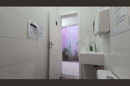 Banheiro de kitnet/studio para alugar com 1 quarto, 25m² em Prado, Belo Horizonte