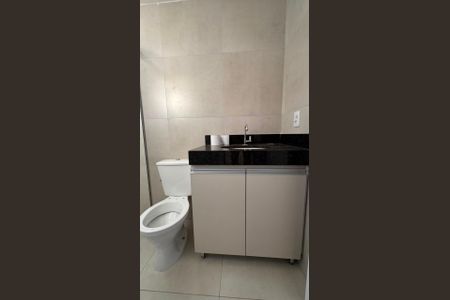 Banheiro social de apartamento para alugar com 3 quartos, 72m² em Ana Lúcia, Belo Horizonte