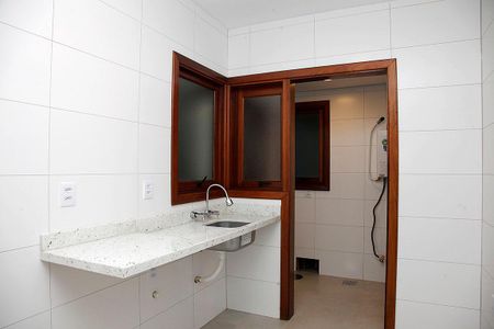 Cozinha + Área de Serviço + Despensa de apartamento à venda com 3 quartos, 98m² em Mont’serrat, Porto Alegre