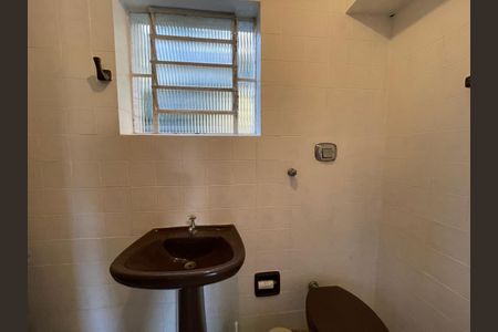 Casa à venda com 253m², 4 quartos e 2 vagas Casa à venda com 253m², 4 quartos e 2 vagasBanheiro externo