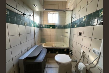 Casa à venda com 253m², 4 quartos e 2 vagas Casa à venda com 253m², 4 quartos e 2 vagasBanheiro da suíte