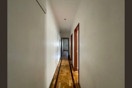 Casa à venda com 253m², 4 quartos e 2 vagas Casa à venda com 253m², 4 quartos e 2 vagasCorredor