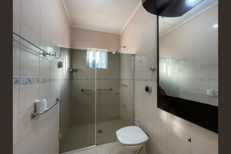 Casa à venda com 253m², 4 quartos e 2 vagas Casa à venda com 253m², 4 quartos e 2 vagasBanheiro social