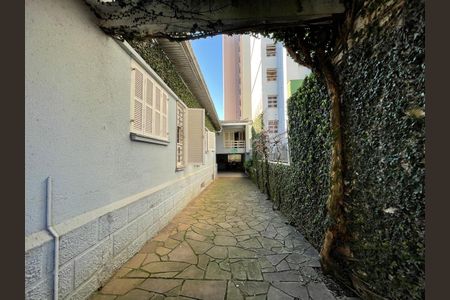 Casa à venda com 253m², 4 quartos e 2 vagas Casa à venda com 253m², 4 quartos e 2 vagasÁrea externa
