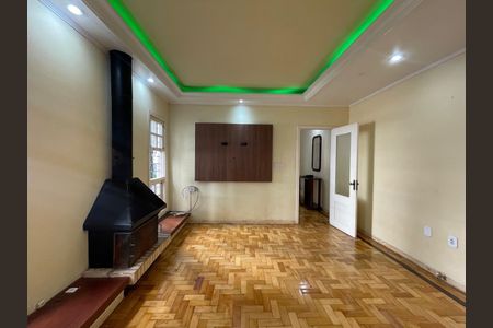Casa à venda com 253m², 4 quartos e 2 vagas Casa à venda com 253m², 4 quartos e 2 vagasSala