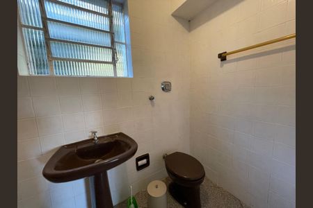 Casa à venda com 253m², 4 quartos e 2 vagas Casa à venda com 253m², 4 quartos e 2 vagasBanheiro externo