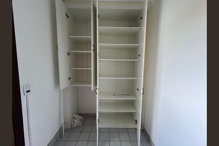 Apartamento para alugar com 210m², 4 quartos e 2 vagasEscritório / Quarto de Serviço - Armários 
