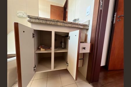 Apartamento para alugar com 210m², 4 quartos e 2 vagasBanheiro da Suíte 2 - Armários 