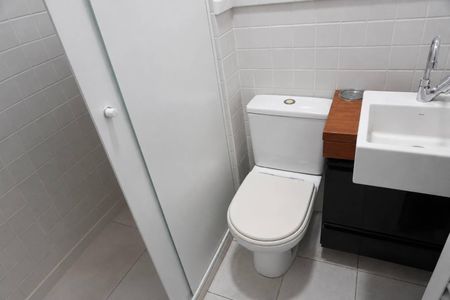 Banheiro de serviço de casa de condomínio à venda com 2 quartos, 159m² em Residencial Dois (tambore), Santana de Parnaíba