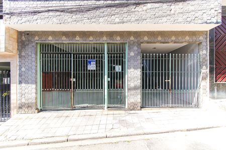 Fachada + Placa de casa para alugar com 3 quartos, 208m² em Jardim Lageado, Ferraz de Vasconcelos