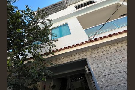 Casa à venda com 370m², 5 quartos e 1 vaga Casa à venda com 370m², 5 quartos e 1 vagaFachada