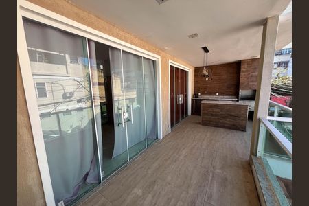 Casa à venda com 370m², 5 quartos e 1 vaga Casa à venda com 370m², 5 quartos e 1 vagaVaranda