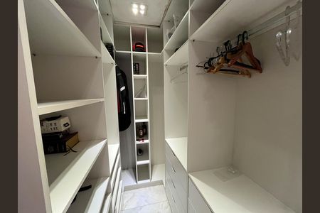 Casa à venda com 370m², 5 quartos e 1 vaga Casa à venda com 370m², 5 quartos e 1 vagaCloset