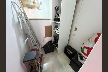 Casa à venda com 370m², 5 quartos e 1 vaga Casa à venda com 370m², 5 quartos e 1 vagaArmario