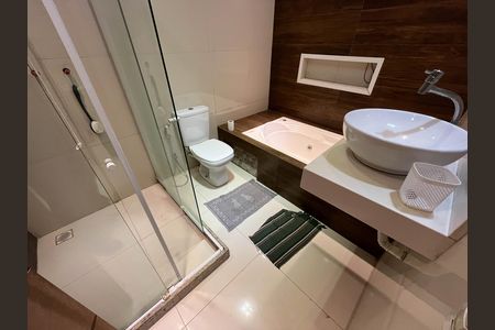 banheiro da suite c2 de casa à venda com 5 quartos, 370m² em Portuguesa, Rio de Janeiro