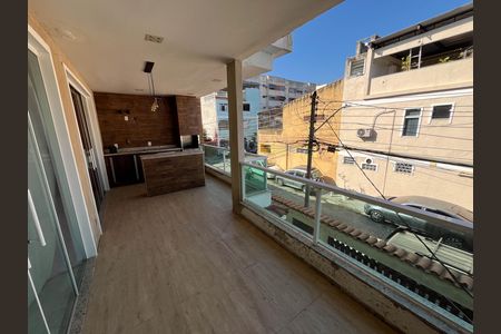 Casa à venda com 370m², 5 quartos e 1 vaga Casa à venda com 370m², 5 quartos e 1 vagaVaranda