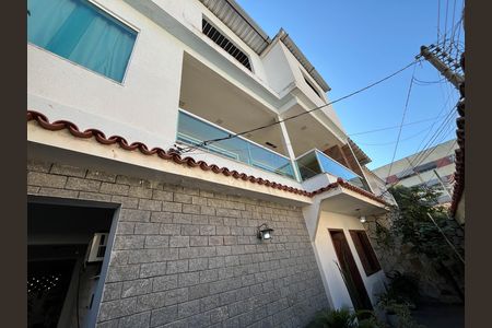 Casa à venda com 370m², 5 quartos e 1 vaga Casa à venda com 370m², 5 quartos e 1 vagaFachada