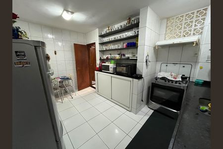 Casa à venda com 370m², 5 quartos e 1 vaga Casa à venda com 370m², 5 quartos e 1 vagaCozinha