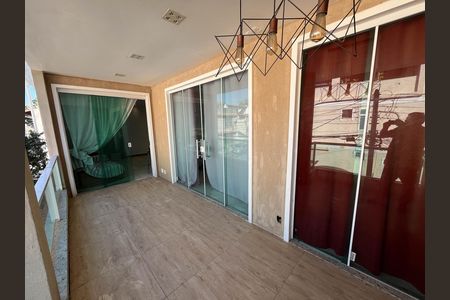 Casa à venda com 370m², 5 quartos e 1 vaga Casa à venda com 370m², 5 quartos e 1 vagaVaranda