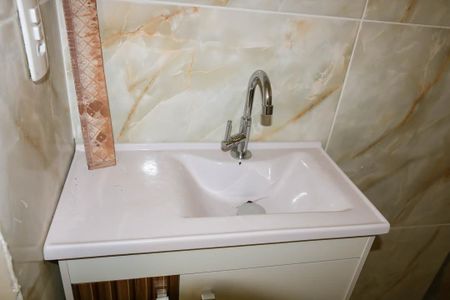 Banheiro social de casa de condomínio para alugar com 2 quartos, 49m² em Engenho de Dentro, Rio de Janeiro