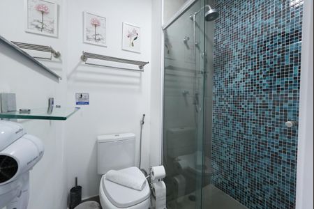 Banheiro de kitnet/studio para alugar com 1 quarto, 19m² em Liberdade, São Paulo