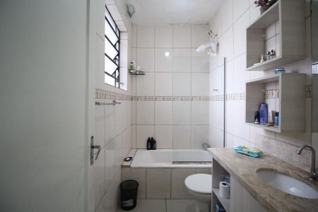 Banheiro de apartamento para alugar com 1 quarto, 60m² em Floresta, Porto Alegre