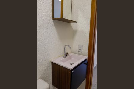 Banheiro de kitnet/studio para alugar com 1 quarto, 20m² em Centro, Osasco