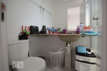 Banheiro de apartamento para alugar com 2 quartos, 60m² em Taquara, Rio de Janeiro