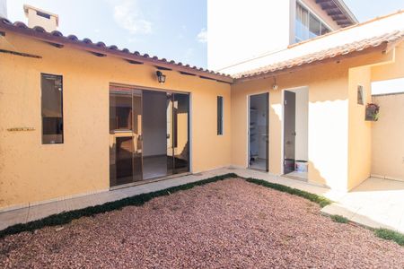 Quintal de casa à venda com 3 quartos, 150m² em Hípica, Porto Alegre