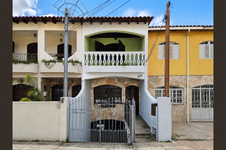 Fachada de casa à venda com 2 quartos, 113m² em Vila Clarice, São Paulo
