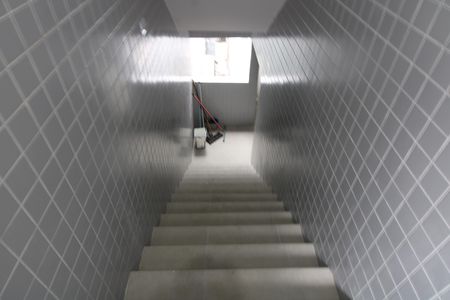 escada de apartamento para alugar com 2 quartos, 45m² em Vila Nhocuné, São Paulo