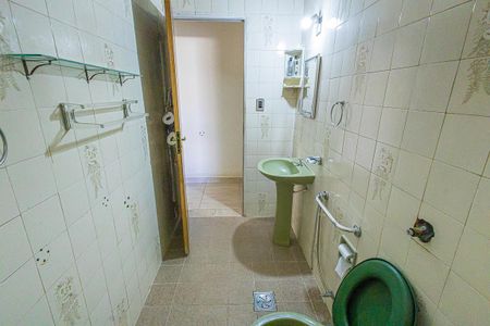 Banheiro social de casa à venda com 3 quartos, 190m² em Itapoã, Belo Horizonte