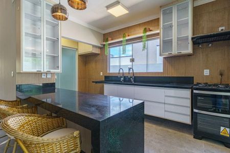 Casa à venda com 3 quartos, 285m² em Residencial Aziz Louveira, Vinhedo