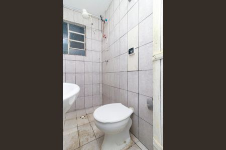 Casa para alugar com 70m², 2 quartos e 1 vaga Casa para alugar com 70m², 2 quartos e 1 vagaBanheiro social